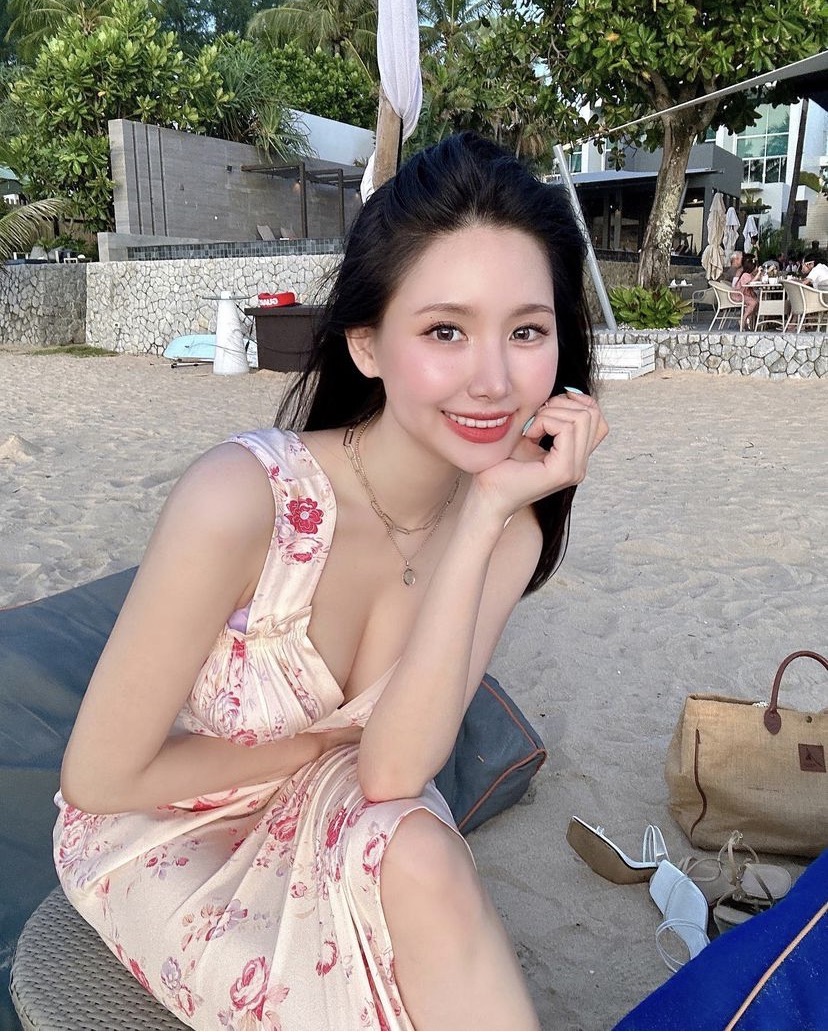 小妹身材性感，娇小玲珑.清纯性感迷人. 皮肤白嫩温柔可爱，有耐心.骚气十足.浴室吹箫. 舌工一流吸鲍鱼无套吹、阴推、胸推抓龙金穴小水多多、69、毒龙舔奶头舌吻、三点粉嫩，优雅的环境一流的服务