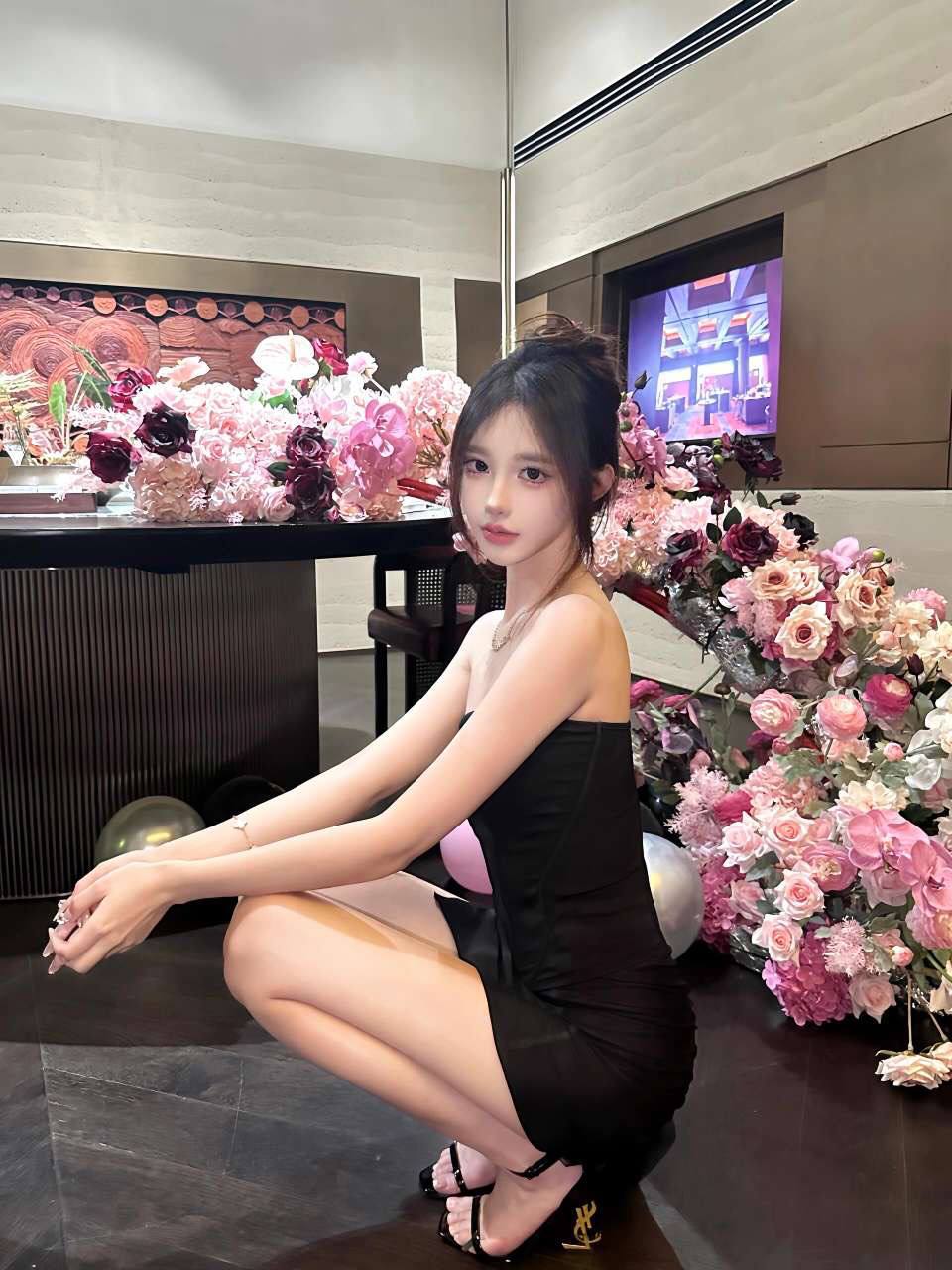 学生妹练舞蹈十多年 身体柔软，小骚逼姿势多三点粉嫩多汁(全费城可约，可上门服务）