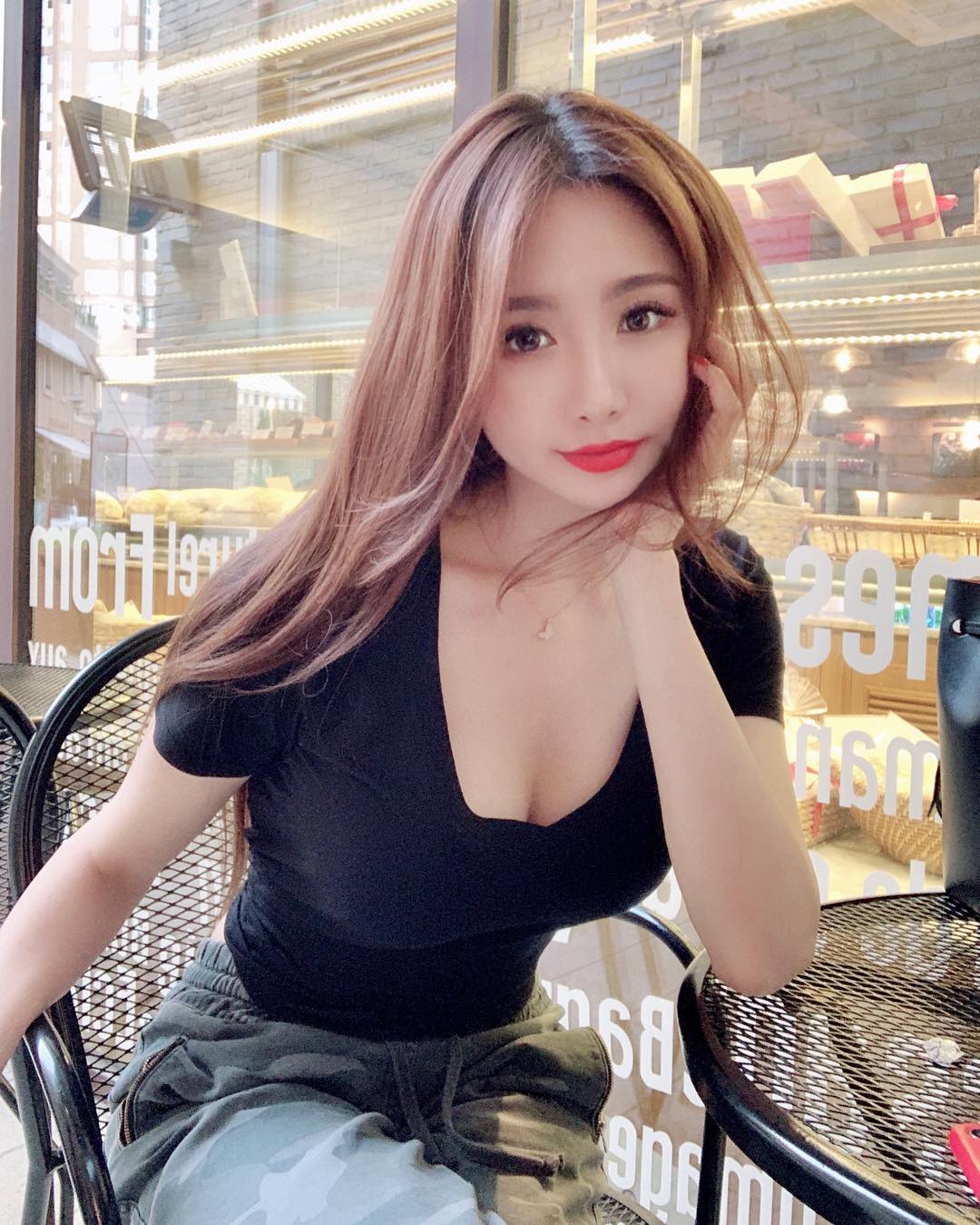 身材性感，娇小玲珑.清纯性感迷人. 皮肤白嫩温柔可爱，有耐心.骚气十足.浴室吹箫. 舌工一流吸鲍鱼无套吹、阴推、胸推抓龙金穴小水多多、69、毒龙舔奶头舌吻、三点粉嫩，优雅的环境一流的服务